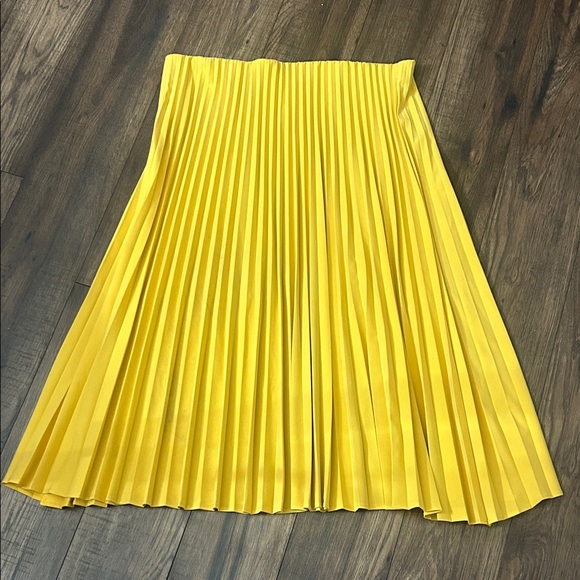 Tommy Hilfiger Size XL Yellow Pleated Pull-On Midi Skirt Women’s 33” Length - Picture 2 of 3